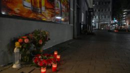 Hanau hält stilles Gedenken zum sechsten Jahrestag des Anschlags organisiert mit Angehörigen
