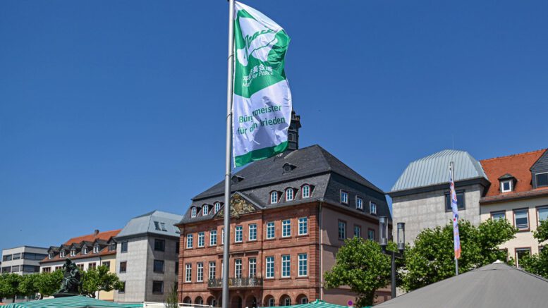 Hanau hisst am 8. Juli die Flagge für nukleare Abrüstung und internationalen Frieden Hanau hisst am 8. Juli die Flagge für nukleare Abrüstung und internationalen Frieden