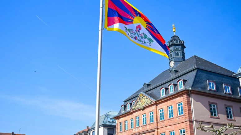Hanau hisst tibetische Flagge zum Gedenken an den Aufstand von 1959