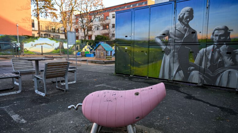 Hanau lässt erneut beschädigte Holzfiguren auf Spielplatz Am Schweinemarkt instand setzen