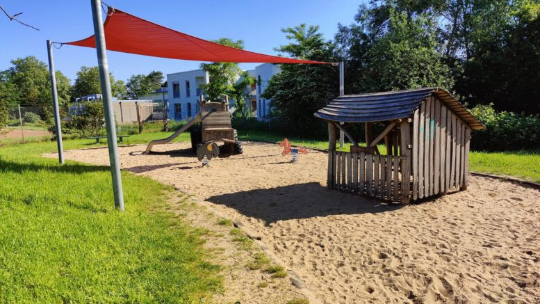 Hanau reinigt 189 Sandflächen auf Spielplätzen, in Kitas und Schulen