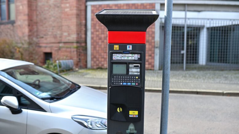 Hanau rüstet Parkscheinautomaten auf Kennzeichenerfassung und kontaktlose Zahlung um Hanau rüstet Parkscheinautomaten auf Kennzeichenerfassung und kontaktlose Zahlung um