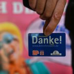 Hanau übergibt E‑Cards an rund 115 Ehrenamtliche auf dem Weihnachtsmarkt