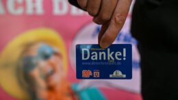 Hanau übergibt E‑Cards an rund 115 Ehrenamtliche auf dem Weihnachtsmarkt Hanau übergibt E‑Cards an rund 115 Ehrenamtliche auf dem Weihnachtsmarkt