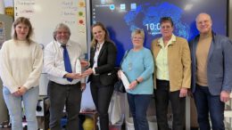 Hanauer Grundschulen beteiligen sich an Trinkaktion und erhalten Trinkflaschen von Stadtwerken