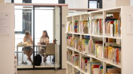 Hanauer Stadtbibliothek bietet Lernräume mit Onlinebuchung an