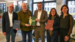 Handschriftliches Matthäusevangelium als Zeichen bürgerschaftlichen Engagements übergeben Handschriftliches Matthäusevangelium als Zeichen bürgerschaftlichen Engagements übergeben