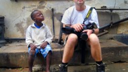 Jens Grossmann in Neustadt: Fotografien aus Krisen und Alltag im Rathausfoyer