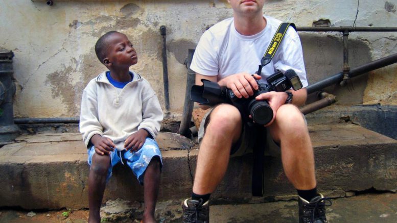 Jens Grossmann in Neustadt: Fotografien aus Krisen und Alltag im Rathausfoyer