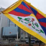 Kreis Offenbach hisst tibetische Flagge vor Kreishaus und erinnert an den Aufstand von 1959