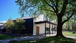 Kunst im Friedhofsraum: Jacques Oerter eröffnet Ausstellung in Steinheim