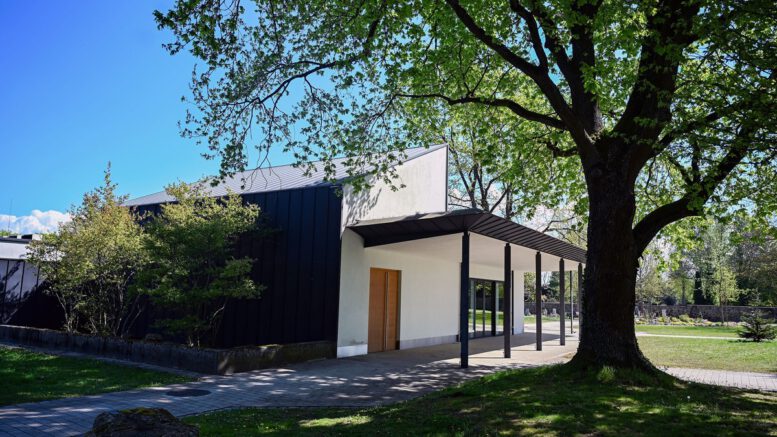 Kunst im Friedhofsraum: Jacques Oerter eröffnet Ausstellung in Steinheim