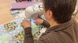 Leistungsstarke Nähmaschine ergänzt Angebot des Hanauer Weststadtbüros und fördert Nachbarschaft