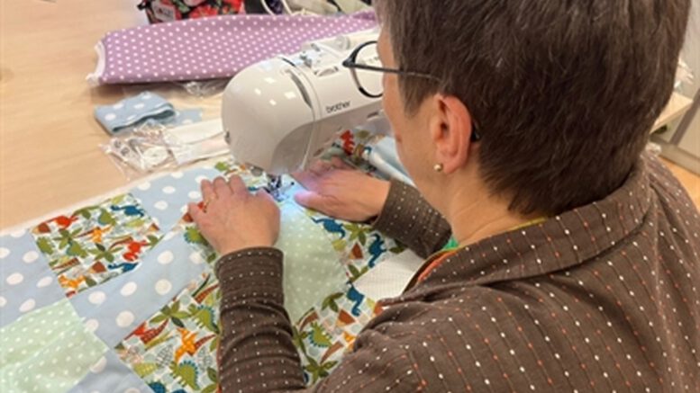 Leistungsstarke Nähmaschine ergänzt Angebot des Hanauer Weststadtbüros und fördert Nachbarschaft Leistungsstarke Nähmaschine ergänzt Angebot des Hanauer Weststadtbüros und fördert Nachbarschaft