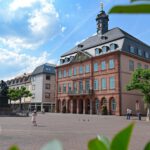 Neustädter Rathaus zeigt Ausstellung über Lebenslagen von Menschen mit Suchterkrankung