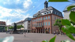 Neustädter Rathaus zeigt Ausstellung über Lebenslagen von Menschen mit Suchterkrankung Neustädter Rathaus zeigt Ausstellung über Lebenslagen von Menschen mit Suchterkrankung