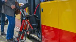 Praktische Schulung in Hanau zeigt Rollatornutzern sicheres Einsteigen in Bussen