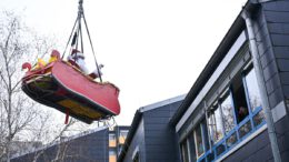 Seilaktion der Feuerwehr bringt Nikolaus und Superhelden in Hanauer Kinderklinik Seilaktion der Feuerwehr bringt Nikolaus und Superhelden in Hanauer Kinderklinik