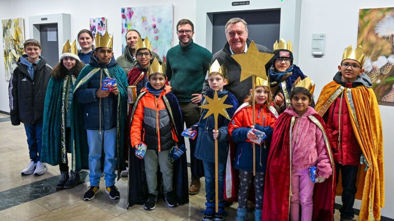 Sternsinger aus Hanau überbringen Segen und werben für Bildung statt Kinderarbeit