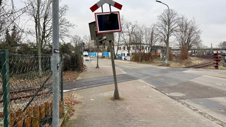 Unbekanntes Fahrzeug beschädigt Blinklichtmast am Bahnübergang in Großauheim Unbekanntes Fahrzeug beschädigt Blinklichtmast am Bahnübergang in Großauheim